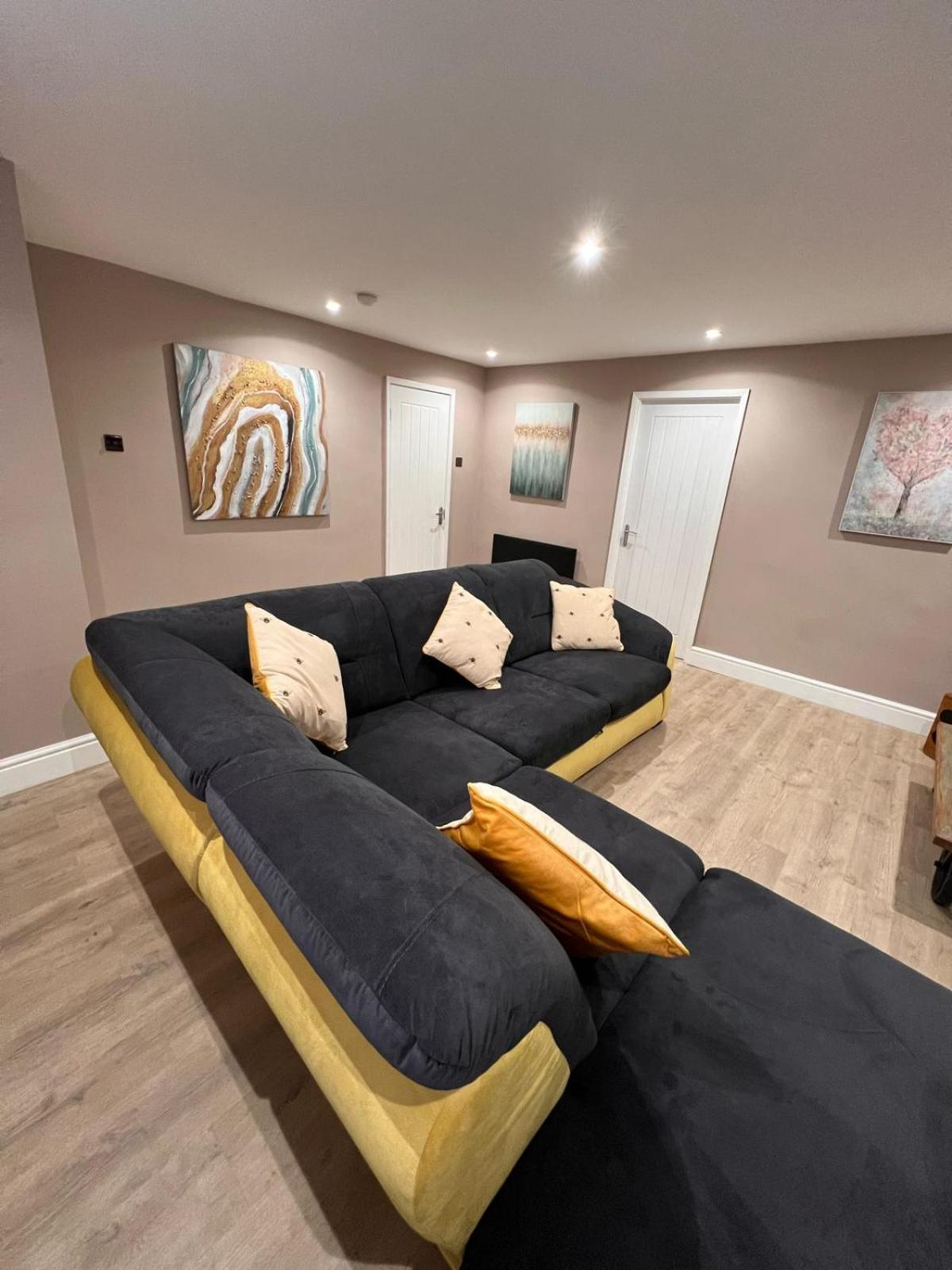 Premier Inn Comfort Mattresses - Sleeps 6 米德尔顿 外观 照片