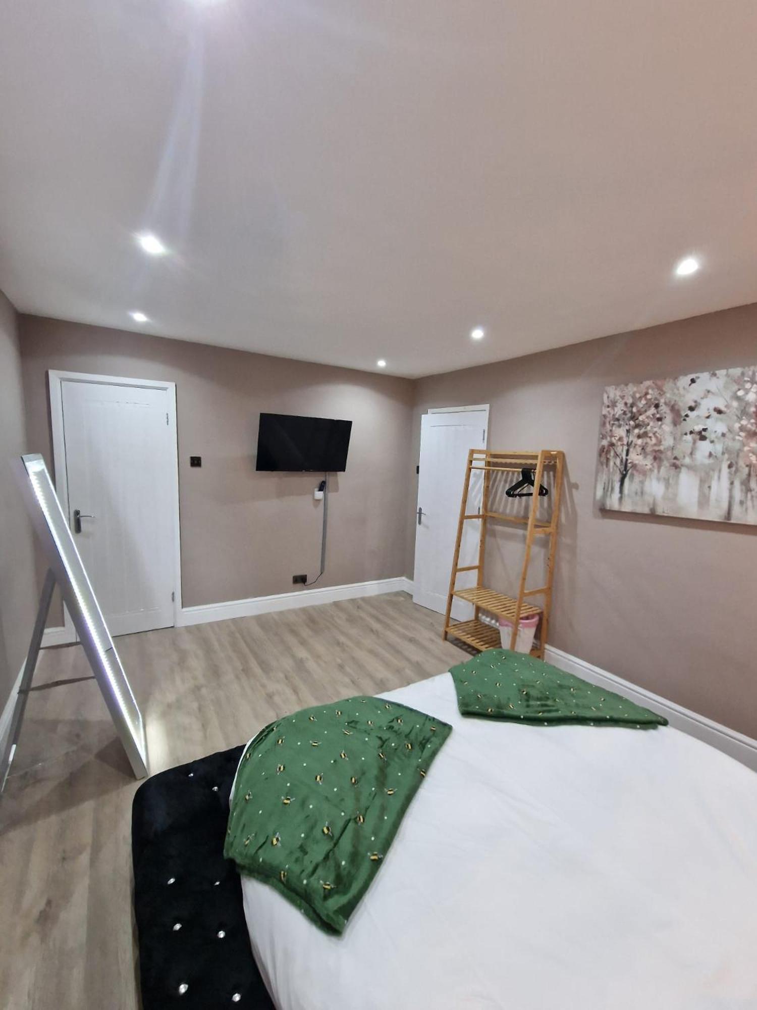 Premier Inn Comfort Mattresses - Sleeps 6 米德尔顿 外观 照片